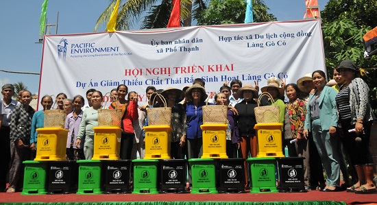Cung cấp bộ thùng rác sử dụng phân loại rác tại nhà cho các hộ dân thuộc làng Gò Cỏ